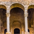 At Santa María del Naranco’s viewpoint, three arches open onto the landscape: columns, capitals and carved medallions reveal the refinement of Ramiro I’s court.