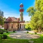 Among the gardens of Comillas, Gaudí’s El Capricho enchants with brickwork, sunflower ceramics and an Oriental-inspired tower, blending architecture, music and nature.