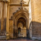 In the portal of Oviedo Cathedral, pointed arches, archivolts and carved stone reveal the elegance of Gothic architecture, the dominant style of a cathedral shaped over centuries.
