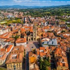 From above, Oviedo reveals its historic centre around the Cathedral of San Salvador, amid rooftops, ancient streets and the green landscape of Asturias.