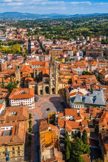 From above, Oviedo reveals its historic centre around the Cathedral of San Salvador, amid rooftops, ancient streets and the green landscape of Asturias.
