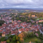 Comillas unfolds from above among red rooftops and green hills, its historic centre gathered around the church: a Cantabrian town where maritime tradition and architecture meet.