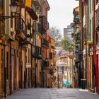 Calle Oscura descends through medieval Oviedo among colourful façades, iron balconies and old lanterns, revealing one of the city’s most authentic and intimate corners.
