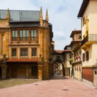 Calle San Vicente runs between the former Monastery of San Vicente, now the Archaeological Museum, and San Pelayo Convent, guardians of Oviedo’s medieval origins.