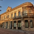 On Corrada del Obispo, along Calle San Vicente, Casa del Deán Payarinos has blended Eclecticism and Art Nouveau since 1900; today it houses Oviedo’s Conservatory.