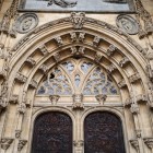 The portal of San Salvador Cathedral welcomes visitors with pointed arches, deep archivolts and refined reliefs: a Gothic entrance leading to Oviedo’s sacred treasures.