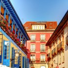 Plaza del Fontán preserves Casa Ramón, the square’s original landmark: wooden balconies, colours and flowers recall the ancient market born beside a spring.