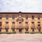 On Calle San Juan, beside the Cathedral, Valdecarzana-Heredia Palace reveals Asturian Baroque through golden stone, wrought-iron balconies and noble coats of arms.