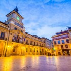 Plaza de la Constitución, Oviedo’s historic main square, brings together the 17th-century Town Hall and San Isidoro el Real amid arcades, stonework and city life.