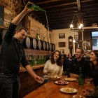 In a traditional Asturian cider house in Oviedo, cider pouring becomes a convivial ritual amid wooden barrels, local flavours and an authentic atmosphere.