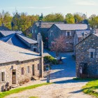 O Cebreiro preserves houses built from schist and granite, with thick walls, small openings and slate roofs; its ancient pallozas combine stone and rye straw.