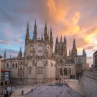 Seen from below, Burgos Cathedral’s façade reveals its great rose window, Gallery of the Kings and openwork spires: a refined Gothic composition reaching towards the sky.