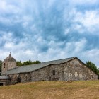 Santa María A Real, a 9th-century sanctuary on the French Way, combines three naves and massive stone walls; in the silence of O Cebreiro, it guards the chalice of the Holy Grail.