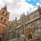 Astorga Cathedral layers Flamboyant Gothic, the Renaissance Portada Sur and a Baroque tower: buttresses, pinnacles and red sandstone recount three centuries of architecture.
