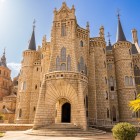 Astorga’s Episcopal Palace reveals Gaudí’s creativity through its splayed portico, cylindrical towers and battlements, evoking a fairy-tale medieval fortress.