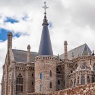 At the rear of Astorga’s Episcopal Palace, polygonal apses, narrow single-lancet windows and slate roofs reveal Gaudí’s Neo-Gothic reinterpretation of the Middle Ages.