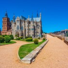 From Astorga’s gardens, the Episcopal Palace reveals its most striking side: Neo-Gothic volumes, slender turrets and rhythmic windows converse with the ancient walls.