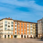 Plaza del Rey San Fernando pairs the Cathedral’s spire with colourful façades and glazed balconies; once Plaza del Sarmental, it preserves the soul of historic Burgos.