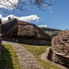 O Cebreiro’s pallozas have oval plans, low stone walls and large rye-straw roofs: ancestral building techniques perfectly integrated into the Galician landscape.