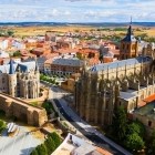 From above, Santa María Cathedral dominates Astorga with Gothic pinnacles and Baroque towers; beside it, Gaudí’s Episcopal Palace stands out with its Neo-Gothic profile.