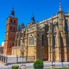 The side view of Astorga Cathedral reveals its imposing Gothic apse, articulated by buttresses, flying buttresses and pinnacles that give the stone a striking vertical thrust.
