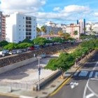 Along Avenida de San Sebastián, greenery follows the urban course of the Barranco de Santos, amid contemporary architecture and bridges that reveal the evolution of Santa Cruz.