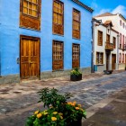Along Calle San Agustín, historic merchants’ houses, colourful façades and wooden balconies reveal the colonial character of the UNESCO-listed centre of San Cristóbal de La Laguna.
