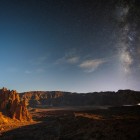 In the stillness of the night, Mount Teide’s lunar landscape reveals craters, lava flows and illuminated rock walls, while the Milky Way crosses one of the clearest skies in the Canary Islands.