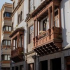 Elegant Canarian balconies carved in wood enrich the façades of the historic centre of San Cristóbal de La Laguna, reflecting the encounter between colonial architecture and Mudéjar tradition.