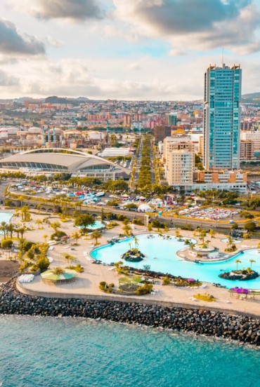 The César Manrique Maritime Park overlooks the ocean with saltwater pools, palm trees and sun terraces, while the Towers of Santa Cruz shape the modern skyline of Tenerife’s capital.