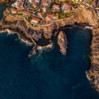 Seen from above, the Isla Cangrejo Natural Pool lies among the volcanic rocks of Santiago del Teide, protected by a wall and surrounded by the deep blue Atlantic.