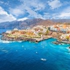 Between the turquoise waters of the Atlantic and the imposing Los Gigantes cliffs, Puerto de Santiago stretches along Tenerife’s western coast, amid small bays, colourful houses and boats offshore.