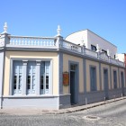 In Calle Esteban de Ponte, Garachico blends Neoclassical eclecticism with Canarian tradition: balustrades, pilasters, colourful façades and wooden frames enliven the historic paving.
