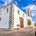 Along the paved streets of Garachico, the Iglesia de Santa Ana reveals Renaissance portals, basalt cornerstones and a bell tower, recalling its reconstruction after 1706.