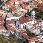 Seen from above, Garachico reveals tiled roofs, narrow streets and Canarian houses gathered around the bell tower of the Iglesia de Santa Ana, the historic heart of northern Tenerife.
