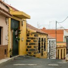 In Calle San Roque, the single-storey houses evoke traditional Canarian architecture through exposed basalt, colourful plasterwork, wooden frames and tiled roofs.