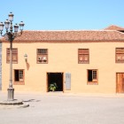 In Glorieta de San Francisco, the Casa del Marqués de la Quinta Roja, now a hotel, reveals Canarian Baroque through its ochre façade, basalt, carved pinewood and tiled roofs.