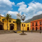 In the heart of Garachico, Plaza de la Libertad brings together the former Convent of San Francisco and the Town Hall, amid volcanic-stone portals, colourful façades and Canarian palms.