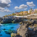 The coast of Puerto de Santiago blends volcanic rocks, natural pools and turquoise waters, while Atlantic-facing houses shape a radiant Canarian landscape.