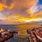 At sunset, Puerto de Santiago reveals its maritime past: the pier, once a natural refuge on the west coast, glows among houses, ocean views and Atlantic calm.
