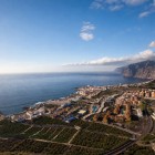 From above, Puerto de Santiago stretches between banana plantations and the ocean, while Los Gigantes closes the horizon with its imposing volcanic cliffs.
