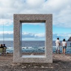 On Garachico’s old pier, Kan Yasuda’s Tensei Tenmoku frames the Atlantic and the Roque: two Carrara marble gateways, a symbol of the dialogue between art and landscape since 2000.