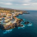 Seen from above, the coast of Puerto de Santiago follows dark lava flows, where the Atlantic breaks into turquoise foam and the town traces the island’s wild profile.