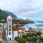 A symbol of Garachico, the bell tower of Santa Ana combines dark stone, white walls and a dome. Rebuilt after the 1706 eruption, it guides visitors towards Plaza de la Libertad.