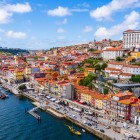 The aerial view follows the Douro along Porto’s lively Ribeira, where colourful façades, terraces and historic quays unfold at the foot of the hill, revealing the city’s mercantile soul.