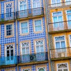 The historic façades of Braga captivate with their refined azulejo tiles, decorative windows and wrought-iron balconies: a vibrant mosaic of colours reflecting Portuguese identity.