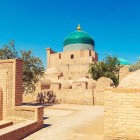 The Pakhlavan Mahmud Mausoleum, the spiritual heart of Khiva, preserves the memory of the local poet and hero amid turquoise domes, majolica tiles and ancient mud-brick walls.