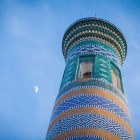 Seen from below, the Islam Khodja Minaret reveals the richness of its turquoise and blue majolica tiles, arranged in decorative bands that guide the eye towards the top.