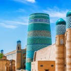 The Kalta Minor captivates with its turquoise tiles, between the Muhammad Amin Khan Madrasa and the walls of Itchan Kala, an unmistakable symbol of ancient Khiva.
