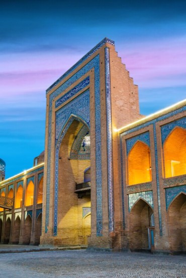 The details of Kalta Minor and the Muhammad Amin Khan Madrasa reveal the charm of Itchan Kala, amid turquoise tiles, arches and the 19th-century splendour of Khiva.
